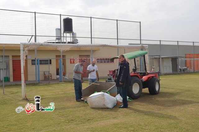 كفرقاسم - فيديو: كثرة الفرق الرياضية تعبت الارضية واغلاق الملعب البلدي  ابو خميس  لزراعة العشب الشتوي  لأكثر من شهر